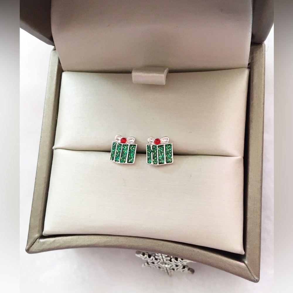 Elegant Green and Silver Earrings